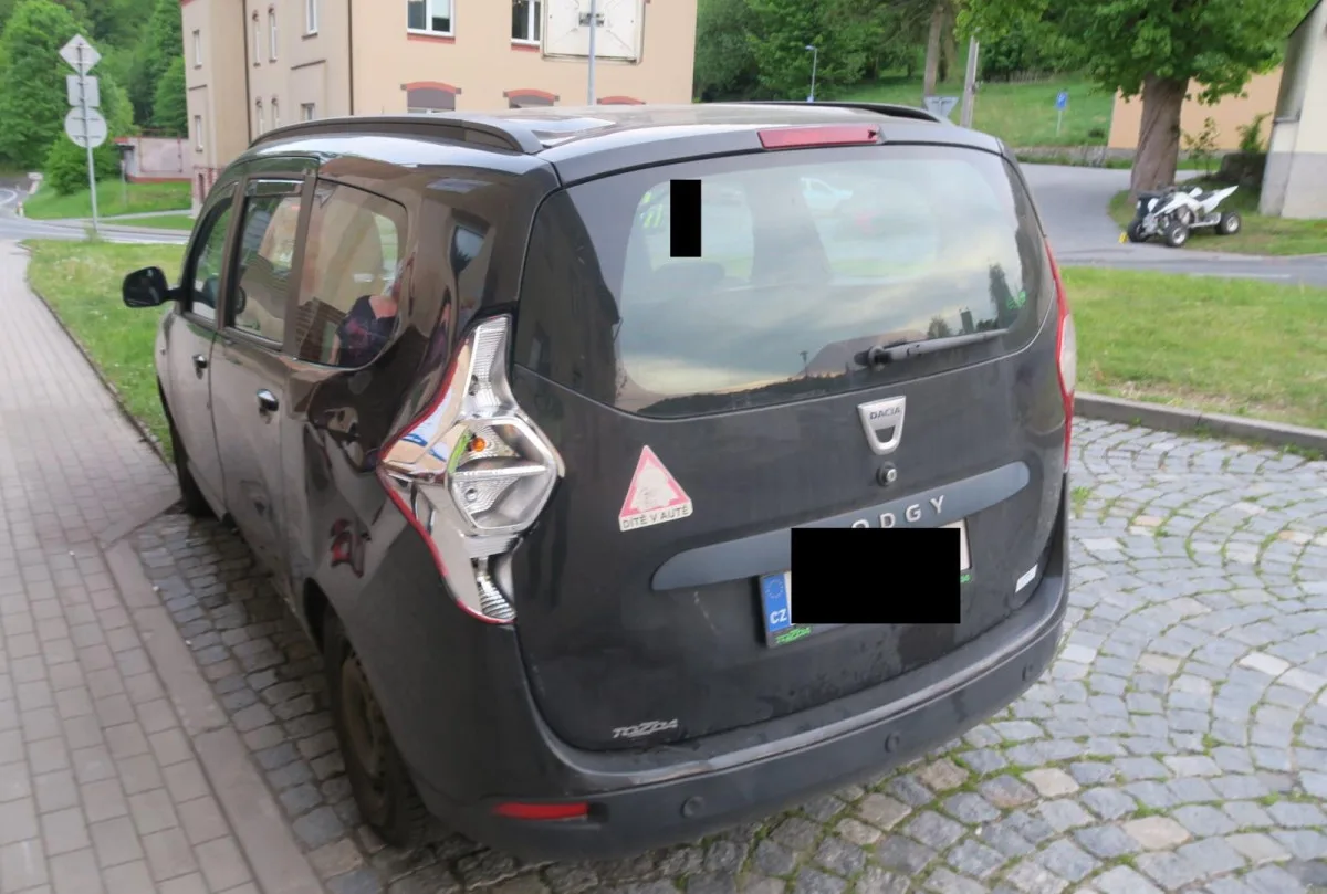 Srážka auta s čtyřkolkou v Tanvaldu. Řidička nedala přednost