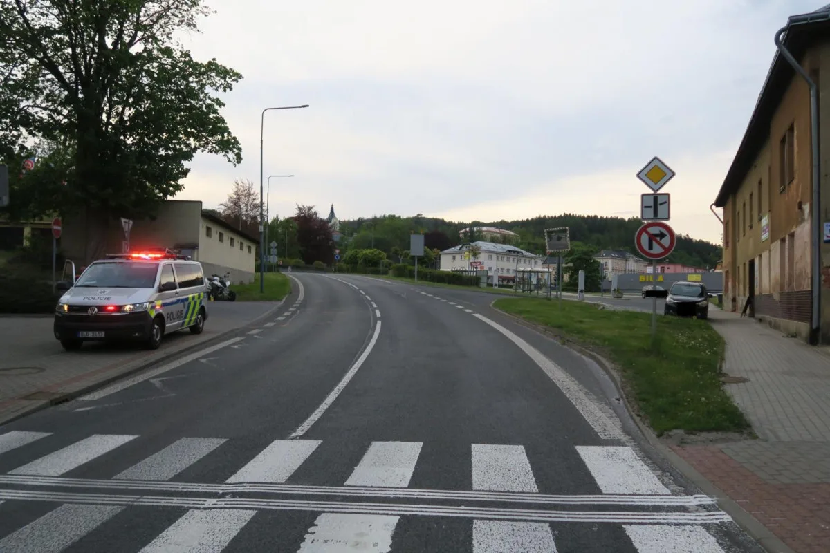 Srážka auta s čtyřkolkou v Tanvaldu. Řidička nedala přednost