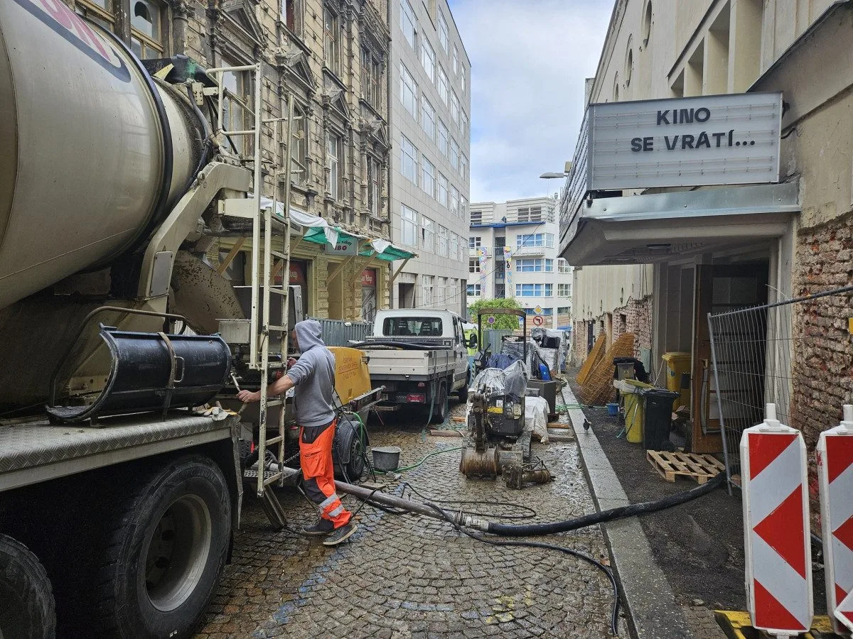Nejstarší liberecké kamenné kino Varšava se probouzí do krásy