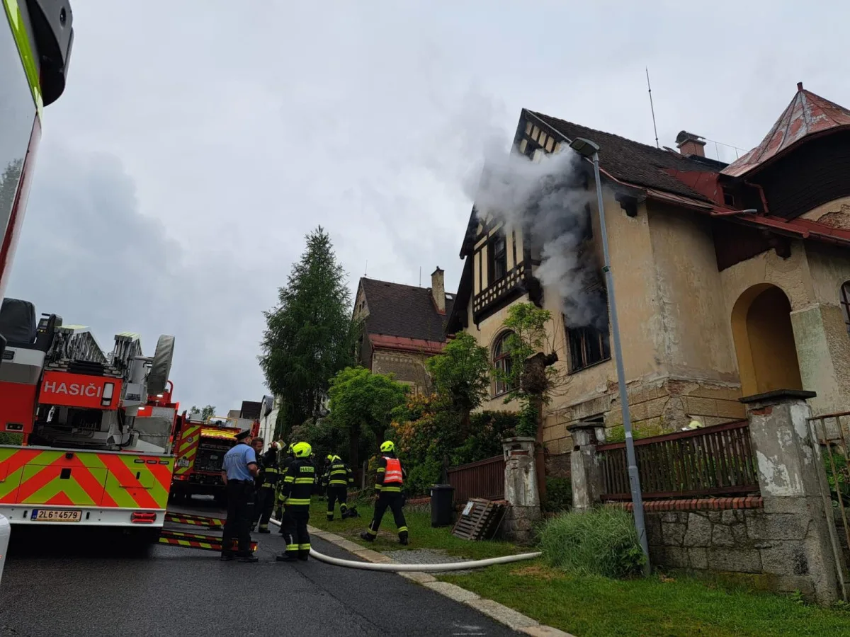Požár, při němž v Jablonci zemřela seniorka, zavinila asi technická závada