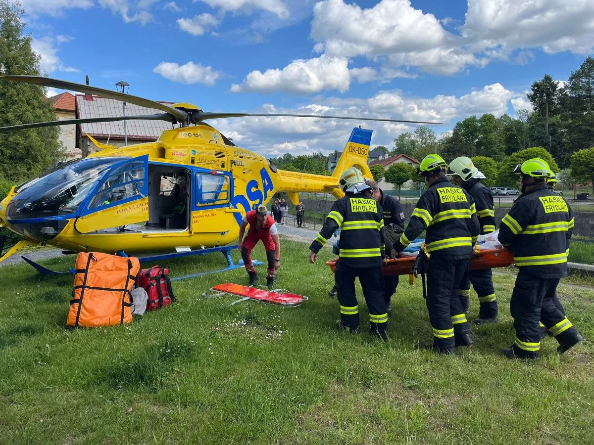Ve Frýdlantě spadl do řeky mladý muž, do nemocnice ho transportoval vrtulník