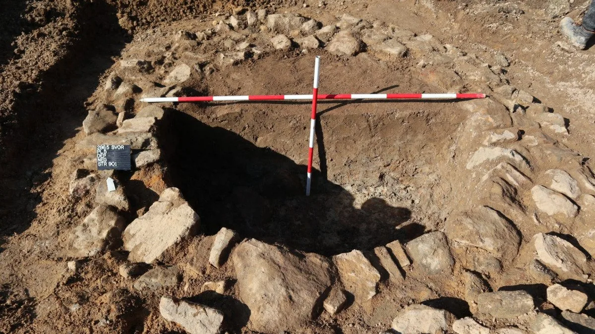 Na nově budovaném obchvatu Svoru našli archeologové vlčí jámu, tedy past na vlky