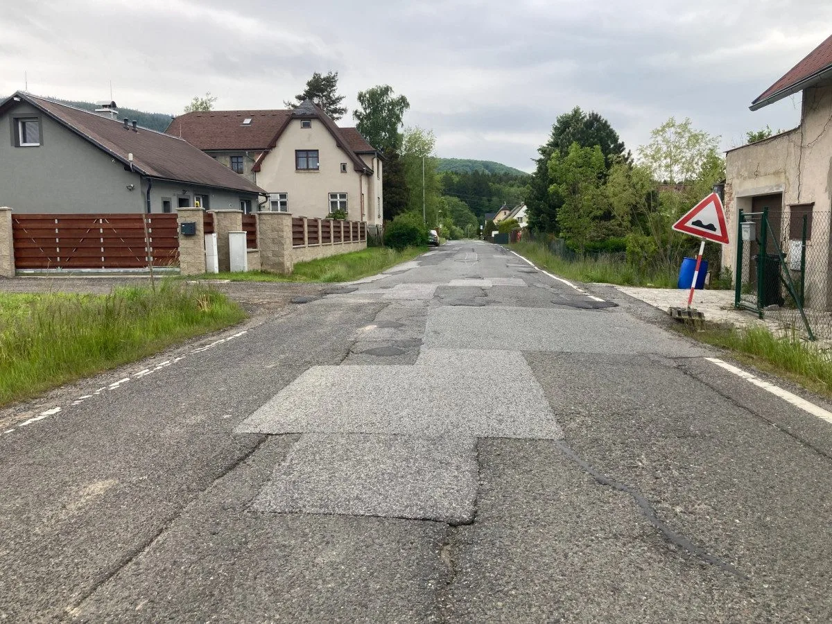 Nejrozbitější městská silnice v Liberci, ulice Karlovská, se dočká kompletní opravy