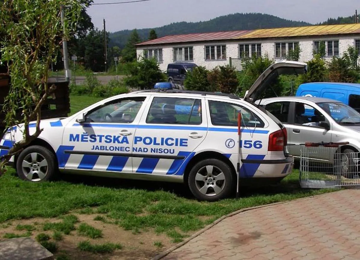 Cestovatel časem? Na benzínce platil stříbrem, prokázal se doklady ze šedesátých let