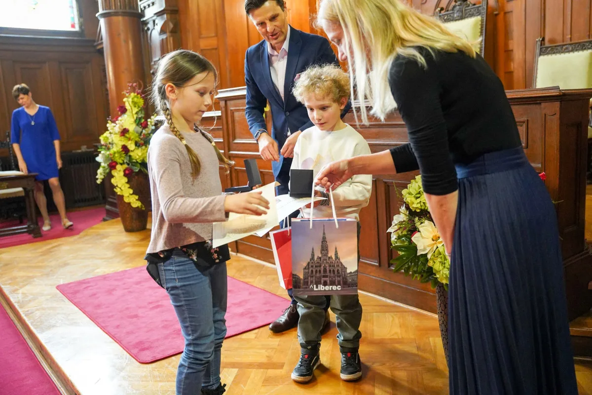 Odvážní třeťáci pomohli napadené ženě, zatímco dospělí přihlíželi