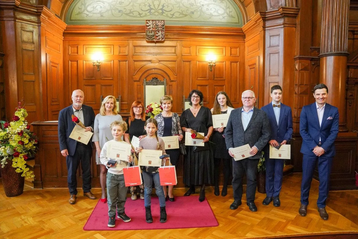 Odvážní třeťáci pomohli napadené ženě, zatímco dospělí přihlíželi