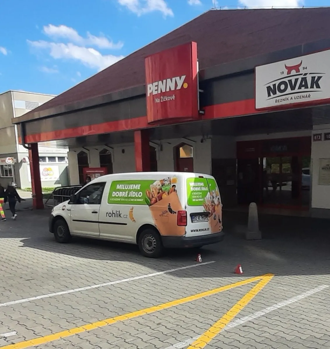 Auto před Penny v Rochlici srazilo ženu. Hledají se svědci