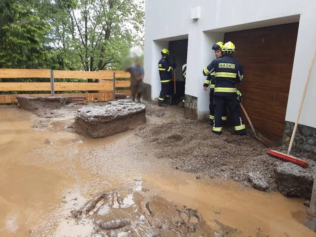 Voda a bahno zaplavily domy v Dalešicích. Bouřky dorazí i v neděli