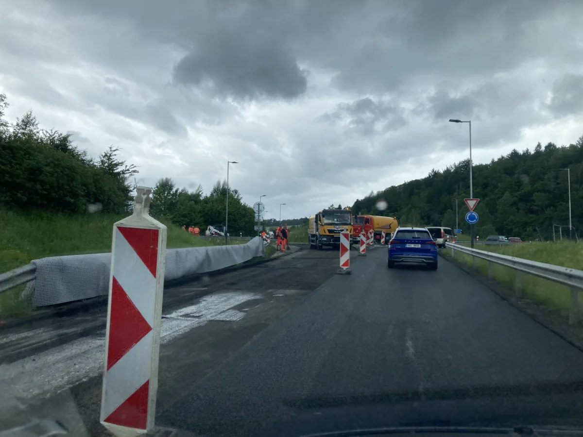 Na kruháči u Mníšku opravují silničáři vozovku, sjezd na Stráž je zavřený