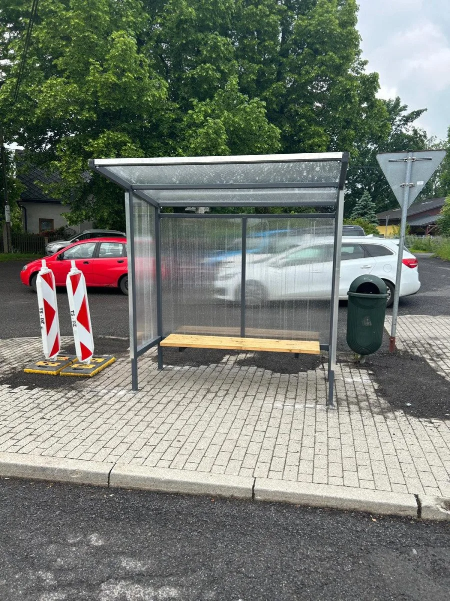 Výměnu autobusových čekáren v Jablonci provázejí kvůli dočasným zastávkám emoce