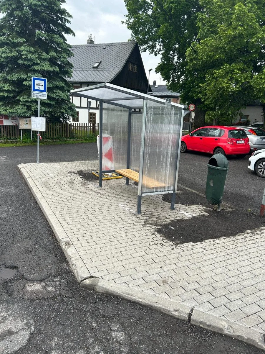 Výměnu autobusových čekáren v Jablonci provázejí kvůli dočasným zastávkám emoce