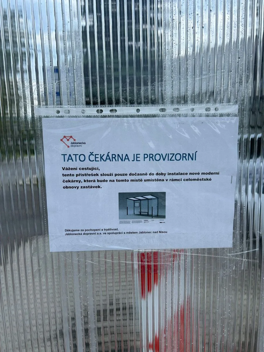 Výměnu autobusových čekáren v Jablonci provázejí kvůli dočasným zastávkám emoce