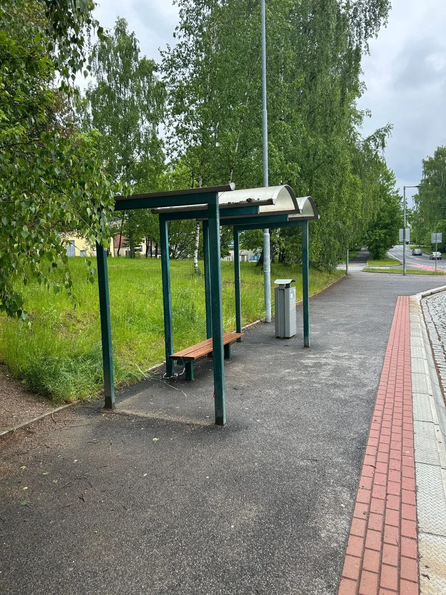 Výměnu autobusových čekáren v Jablonci provázejí kvůli dočasným zastávkám emoce