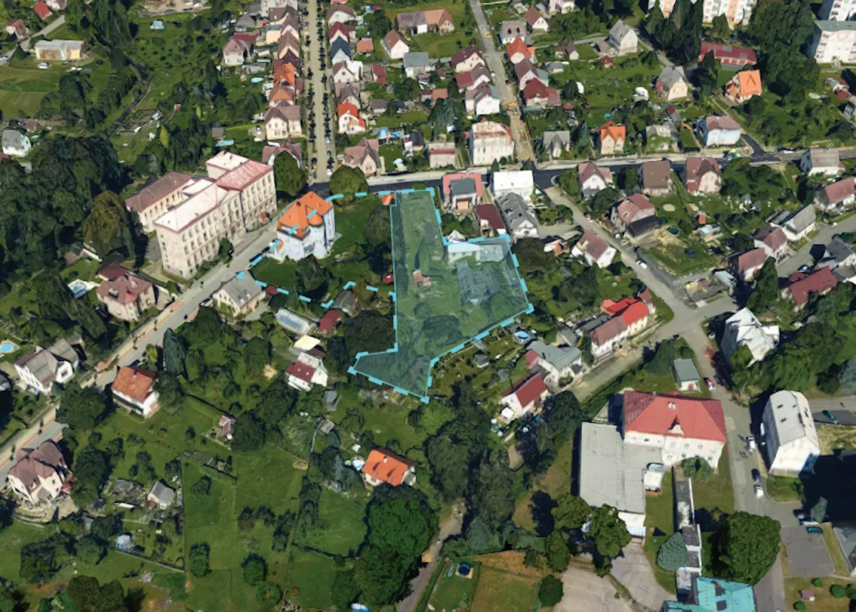 Frýdlant nabízí pozemek pro stavbu bytového domu, radnice stavět nechce