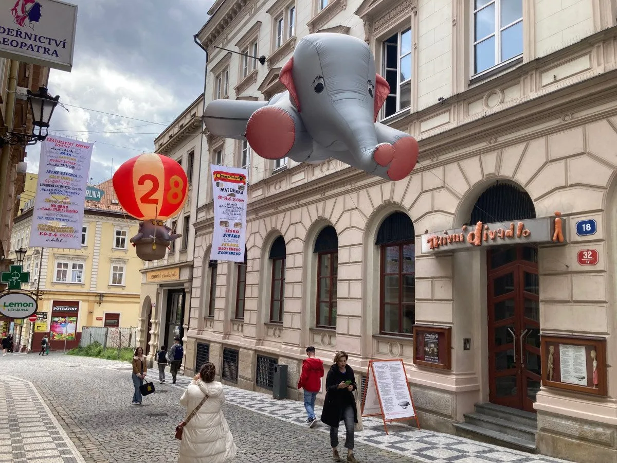 Mezinárodní loutkářský festival Mateřinka začíná, nafukovací sloni už vlají