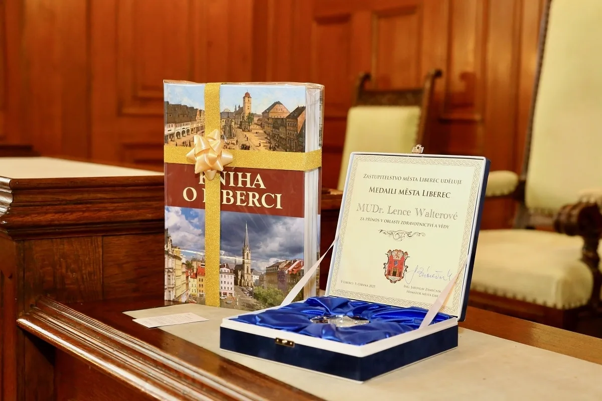 Liberec uctil emeritní primářku Lenku Walterovou medailí města