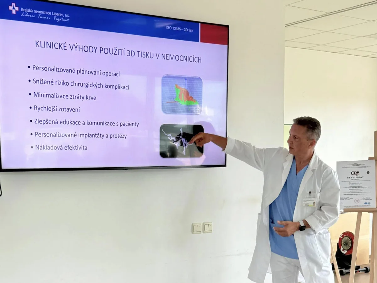 Liberecká nemocnice získala certifikát, díky kterému si může jako první v republice sama tisknout na 3D tiskárně implantáty. V úterý tento certifikát představila nemocnice veřejnosti.