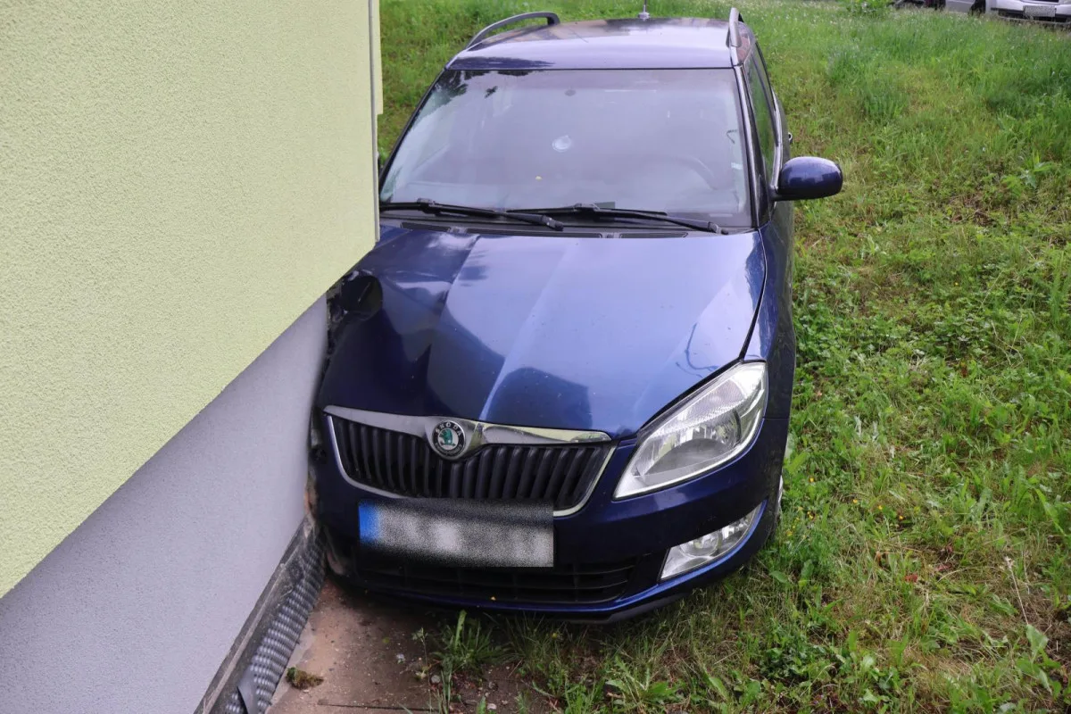 Špatně zaparkované auto se rozjelo, zastavilo až o panelák
