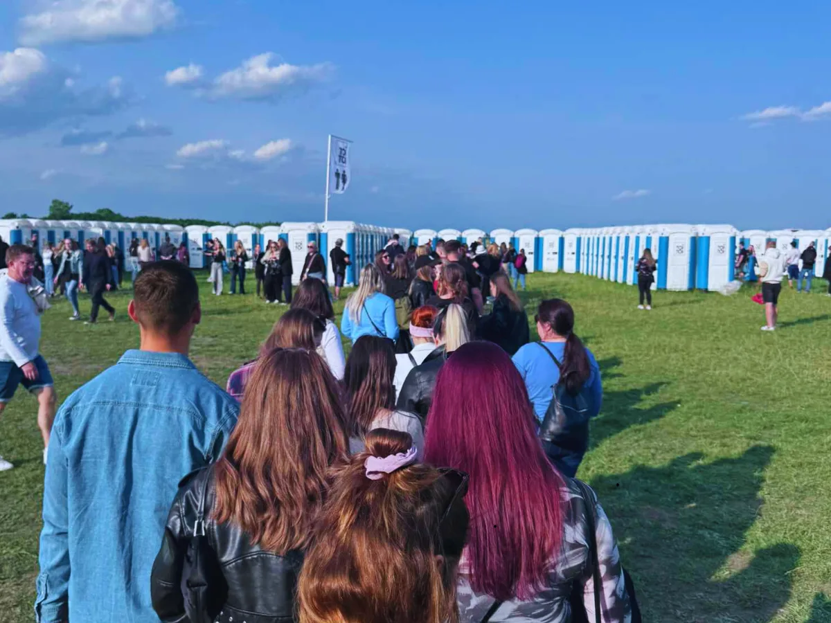 Průzkum ukázal, co vadí návštěvníkům hudebních festivalů. Od záchodů až po drogy