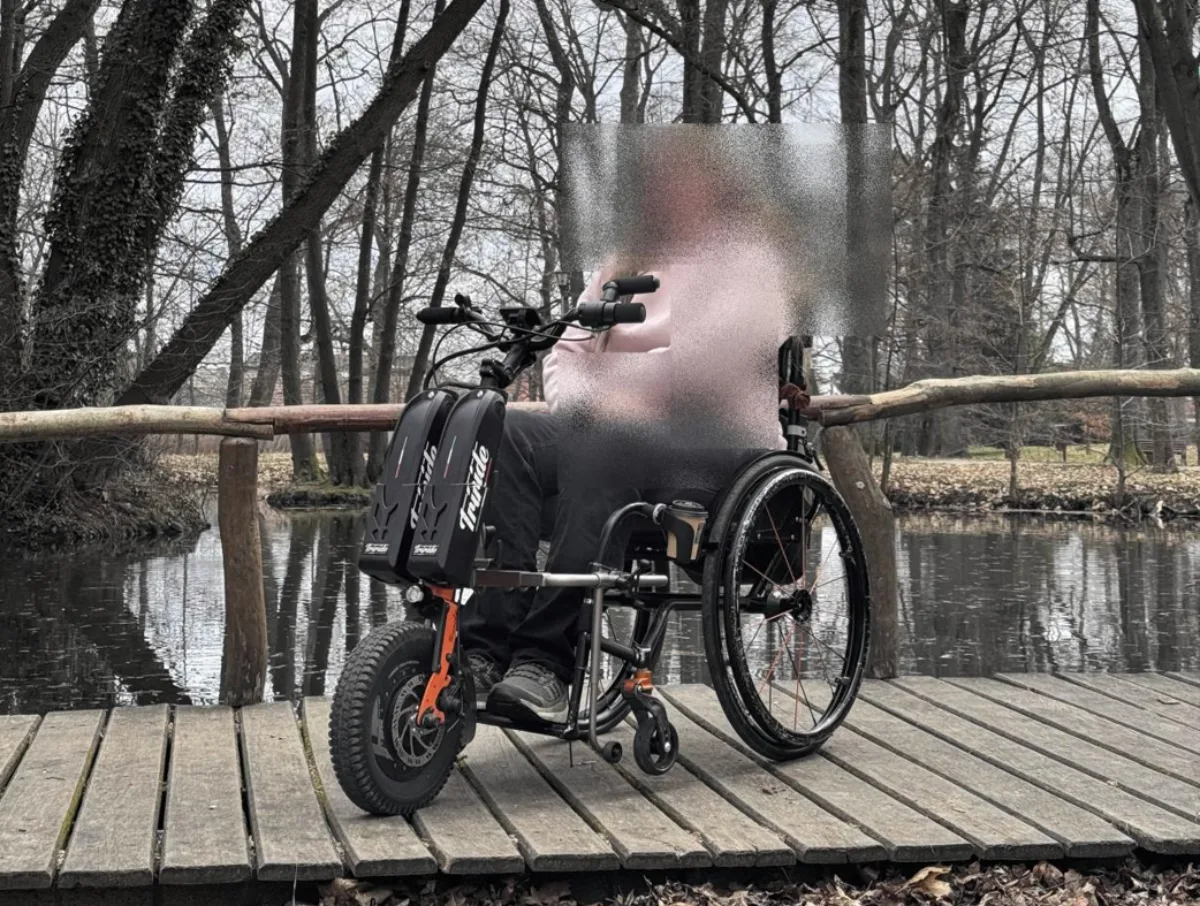 Malá krádež, velké neštěstí. Zloděj ukradl z invalidního vozíku pro něj bezcenný přídavný pohon
