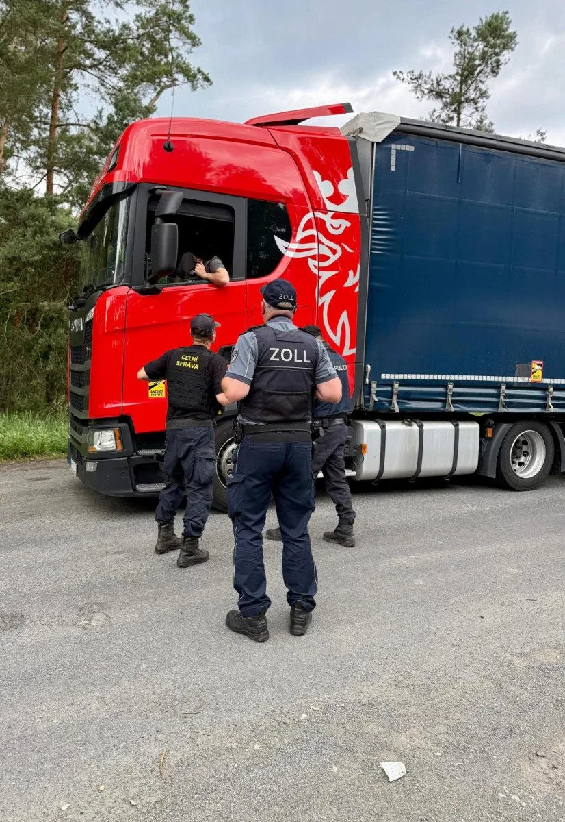 Detektor tlukotu srdce či termovize. Česká a německá policie hledala nelegální migranty