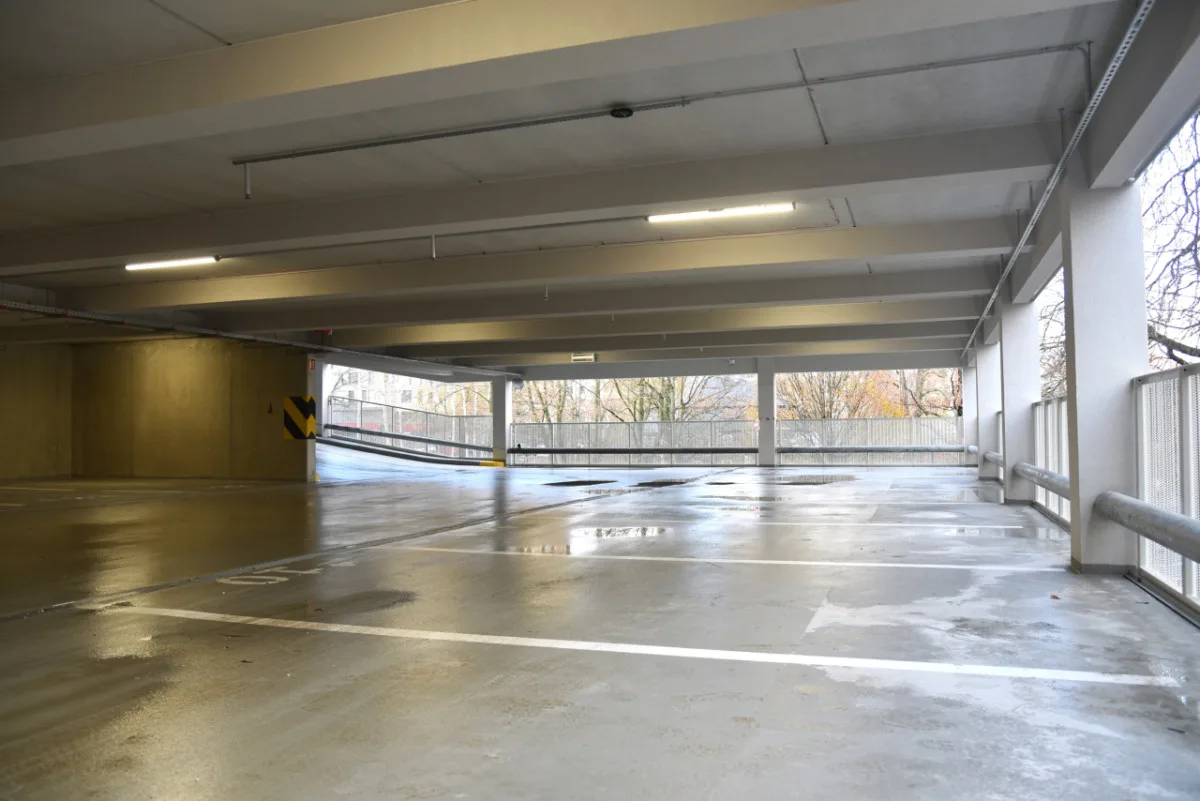 Parkovací dům u krajského úřadu čekají opravy. Rok a půl od otevření