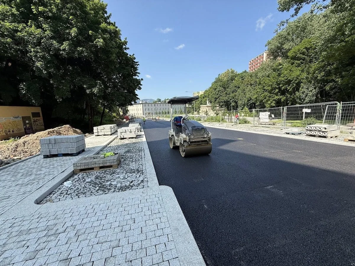 Výstavba silnice Nová Pastýřská v Liberci má zpoždění, potrvá do konce léta