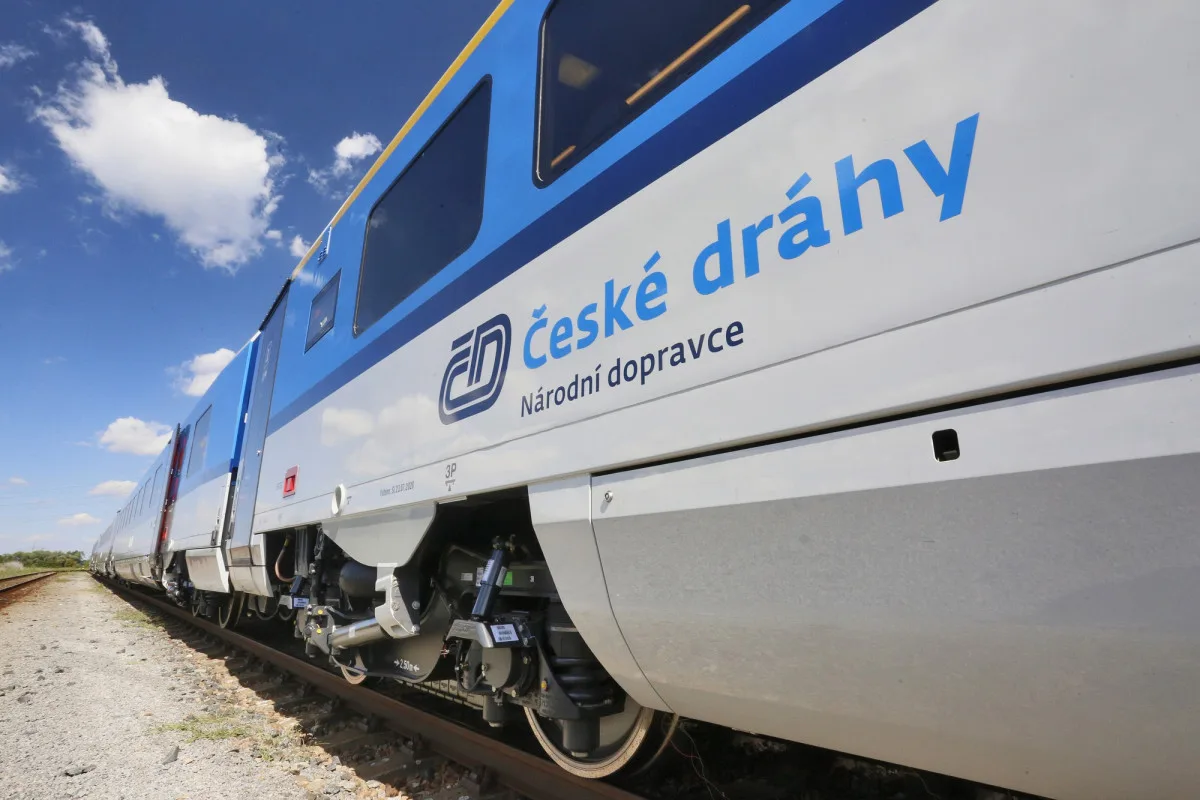 České dráhy posilují spoje na začátek prázdnin. Doporučují rezervace