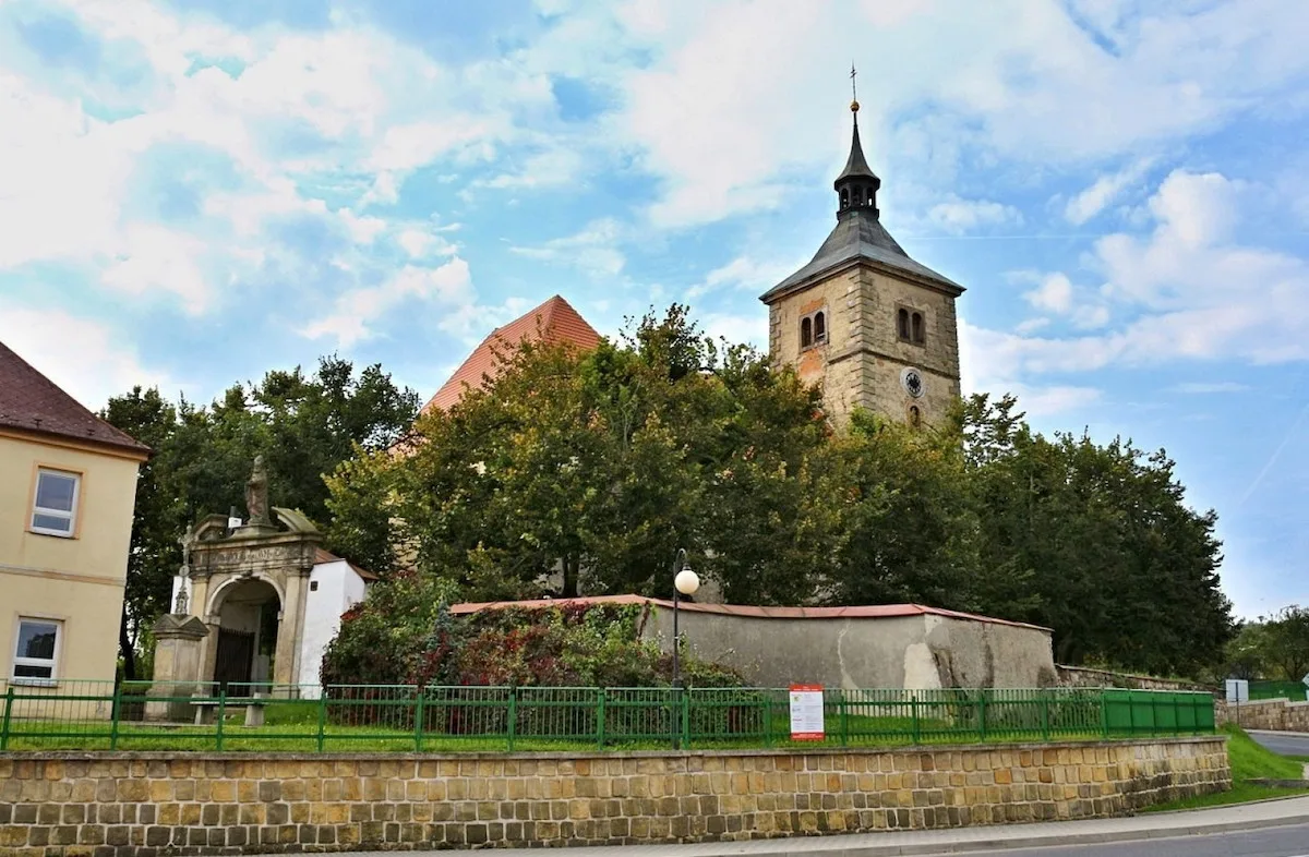 Stvolínky, Velenice či Brniště. Další obce převezmou památky od církve
