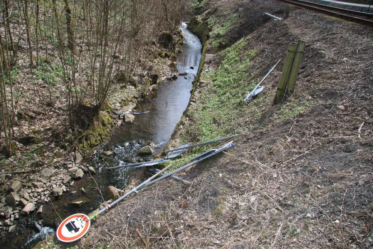 Opilecké řádění mladíka. Na přejezdu vytrhal značky a naházel je do potoka, hrozí mu šest let
