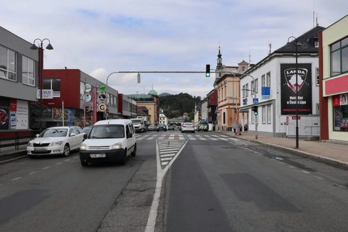 Mladík na elektrokoloběžce na přechodu srazil muže a ujel. Hledá ho policie