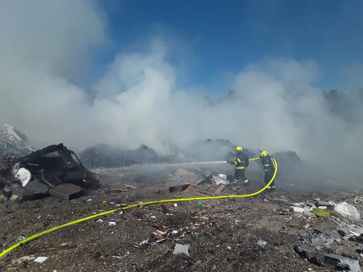 Další požár na Českolipsku. Hořela skládka ve Volfarticích