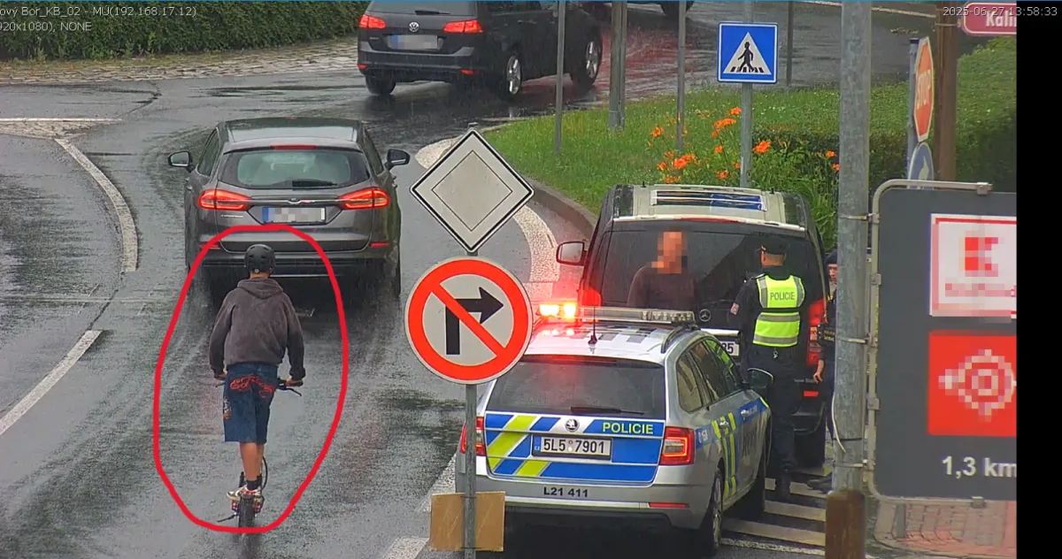 Koloběžkář srazil na přechodu muže a ujel. Policie zveřejnila fotografii