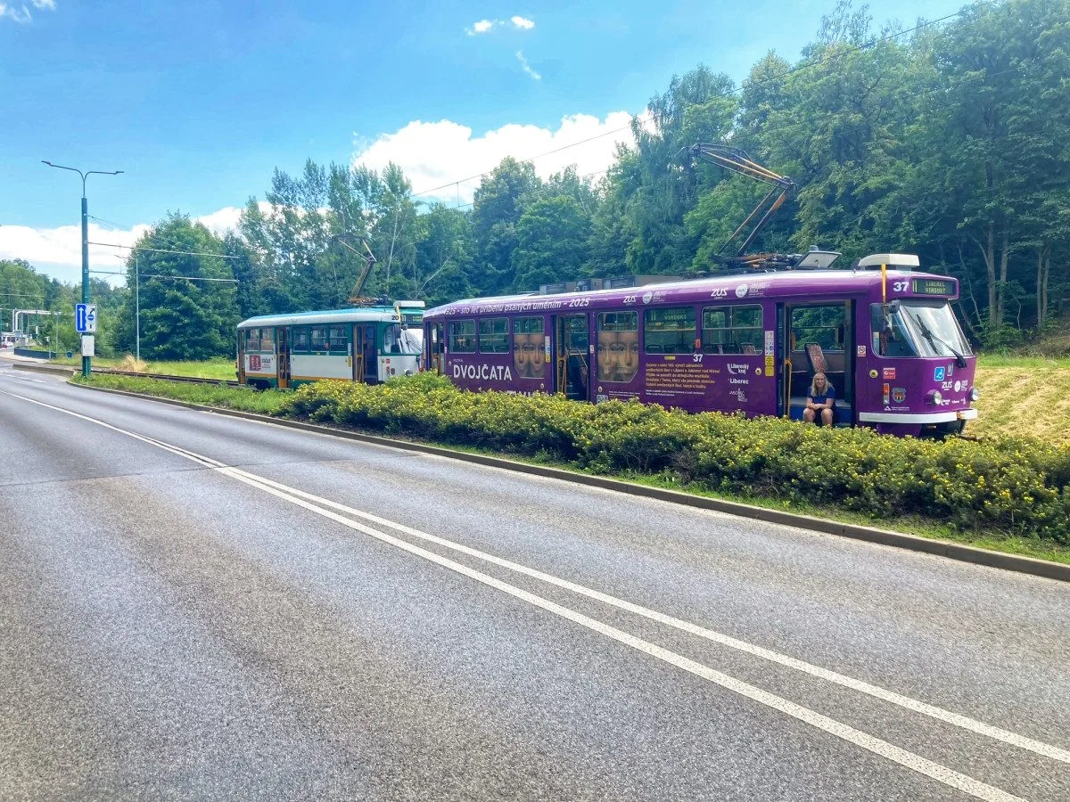 Kvůli výpadku elektrické energie zůstala stát i tramvaj na lince č. 11 mezi za zastávkou U lomu
