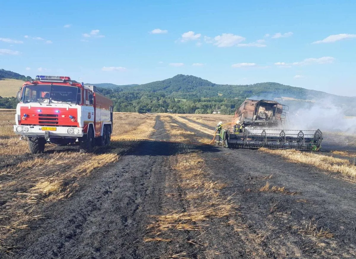 V Jezvé na Českolipsku hořelo pole i s kombajnem, škoda přesáhla milion