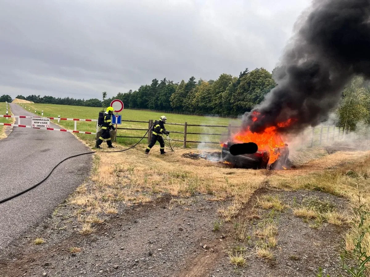 V Kunraticích na Frýdlantsku hořelo nad ránem auto, uvnitř nikdo nebyl