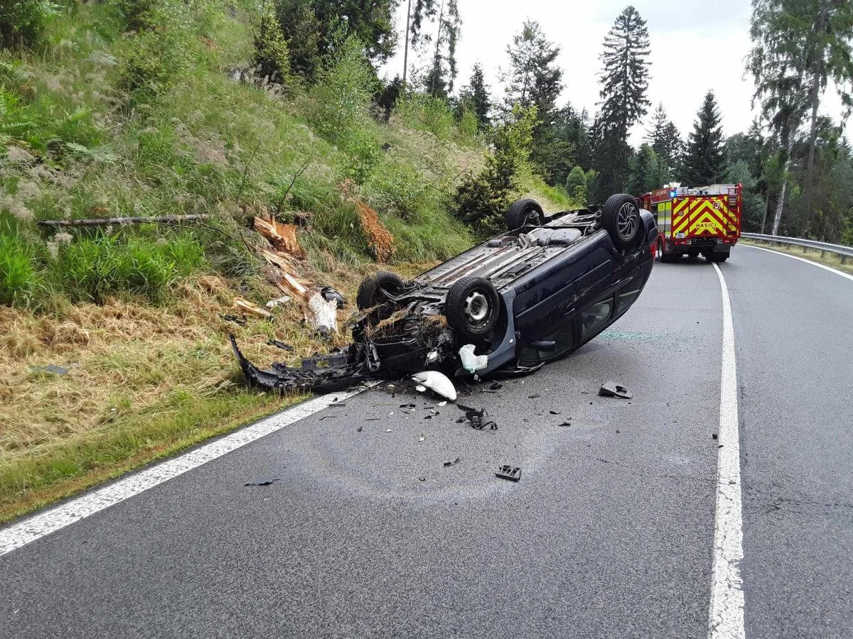 Auto skončilo po nehodě v Doksech na střeše, řidička vyvázla s lehkým zraněním
