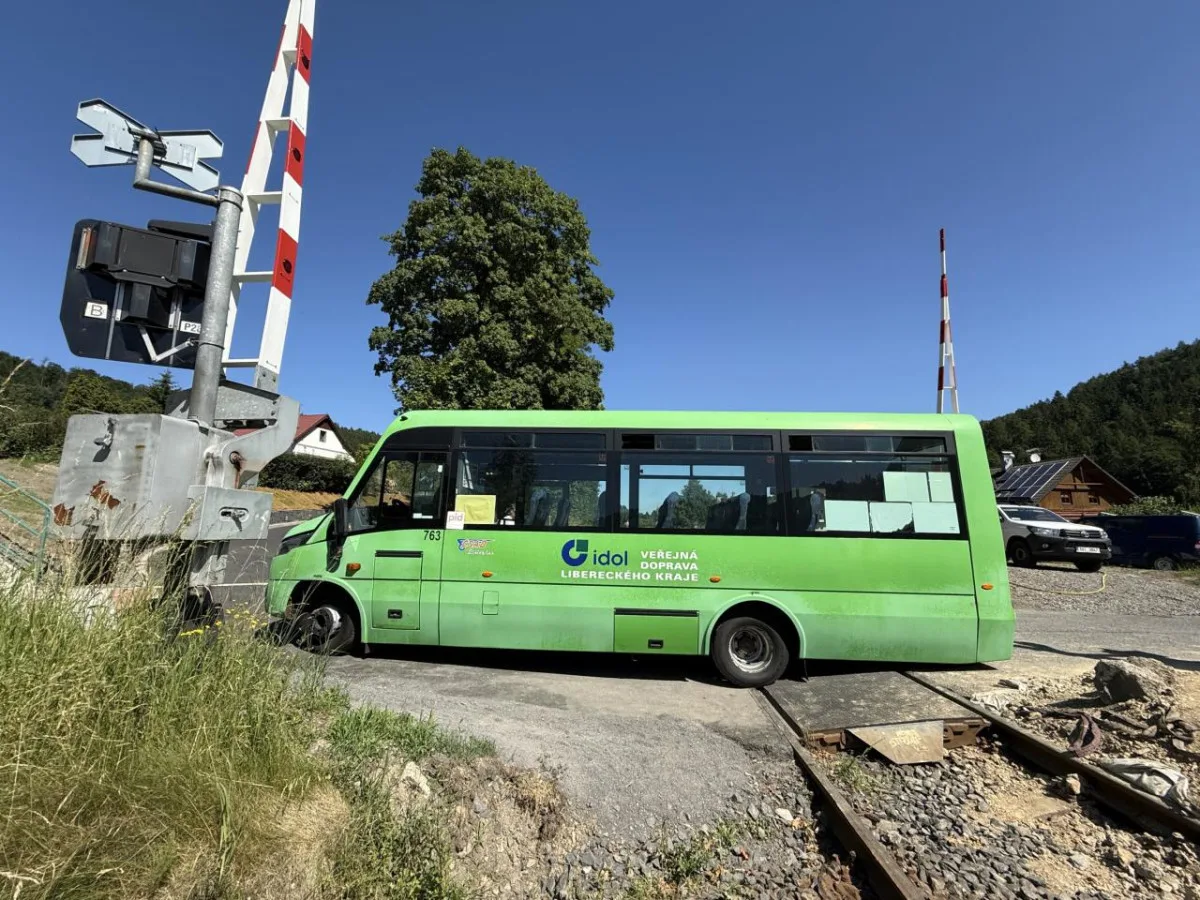 Malý autobus, zajíždějící na náves, už na přejezdu v Andělské Hoře problémy nemá. Větší autobusy však ano.