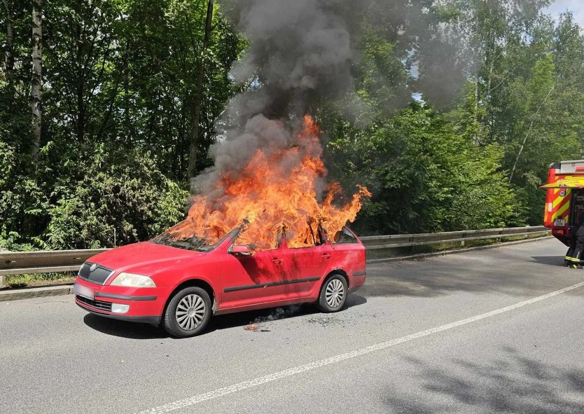 Auto v plamenech v Liberci Růžodole. Hasiči ho uhasili během několika minut
