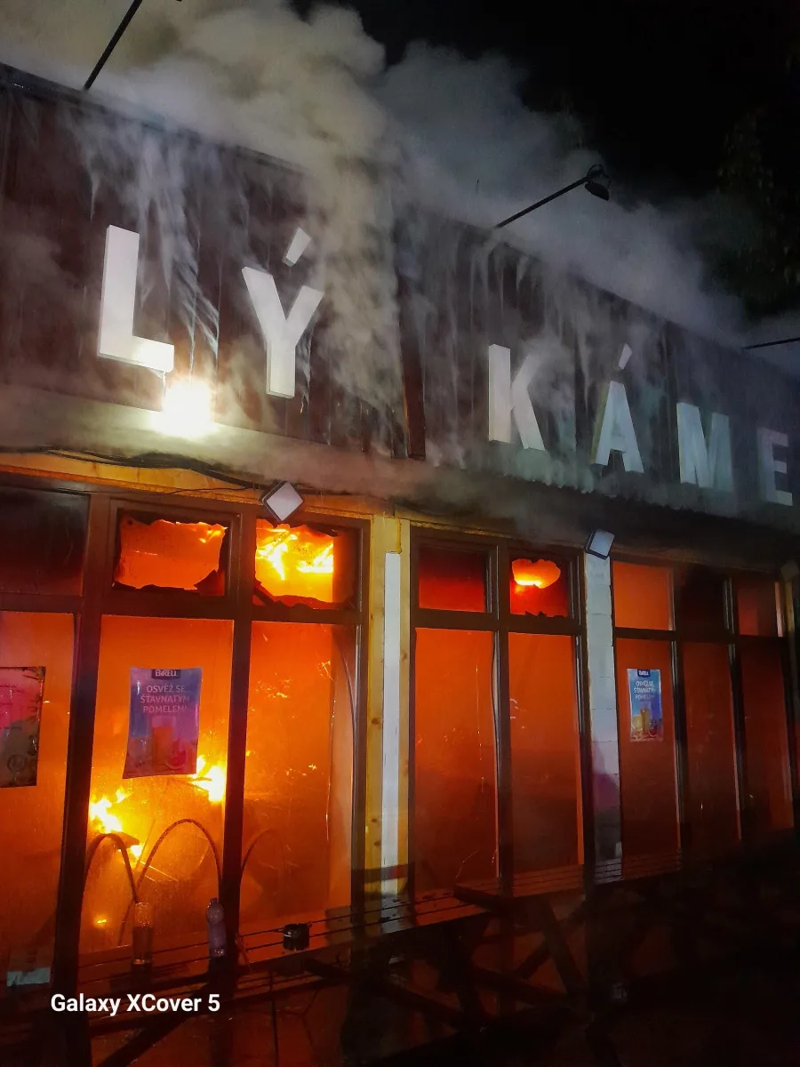 Noční požár na Mácháči. Hořela restaurace Bílý Kámen