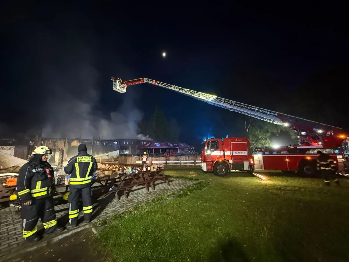 Noční požár na Mácháči. Hořela restaurace Bílý Kámen