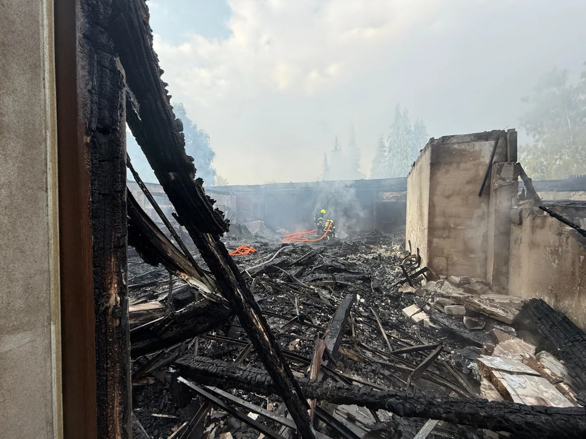 Noční požár na Mácháči. Shořela známá restaurace Bílý Kámen