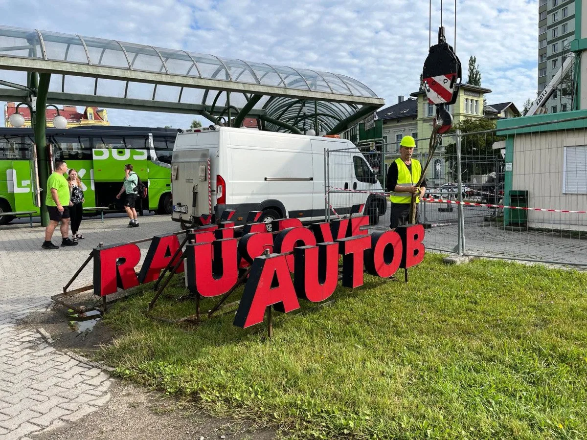 Provizorium na třicet let. Zázemí autobusáku ze stavebních buněk mizí