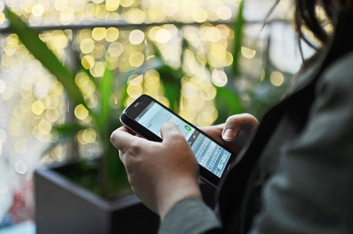 Podvodníci se vydávají za rodinné příslušníky, posílají sms. Policie varuje