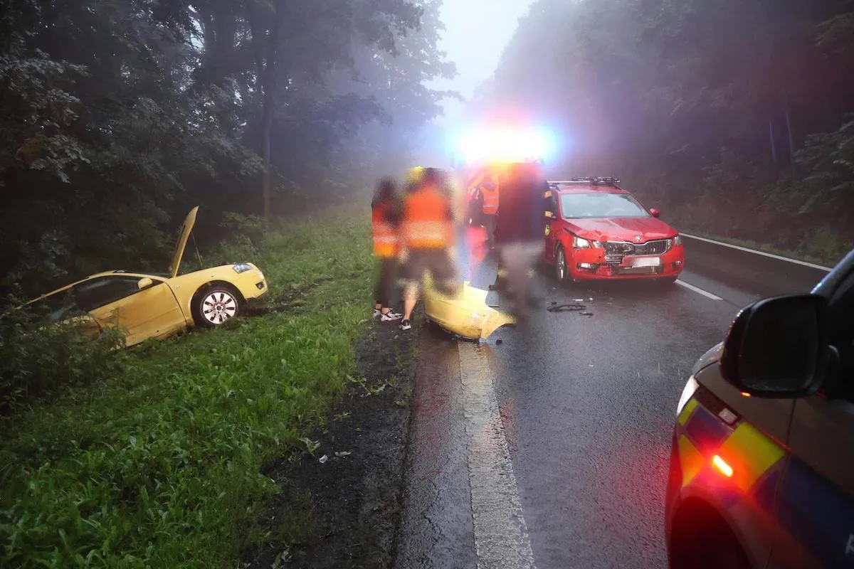 Ve vysoké rychlosti nezvládl průjezd zatáčky, naboural v protisměru jedoucí auto