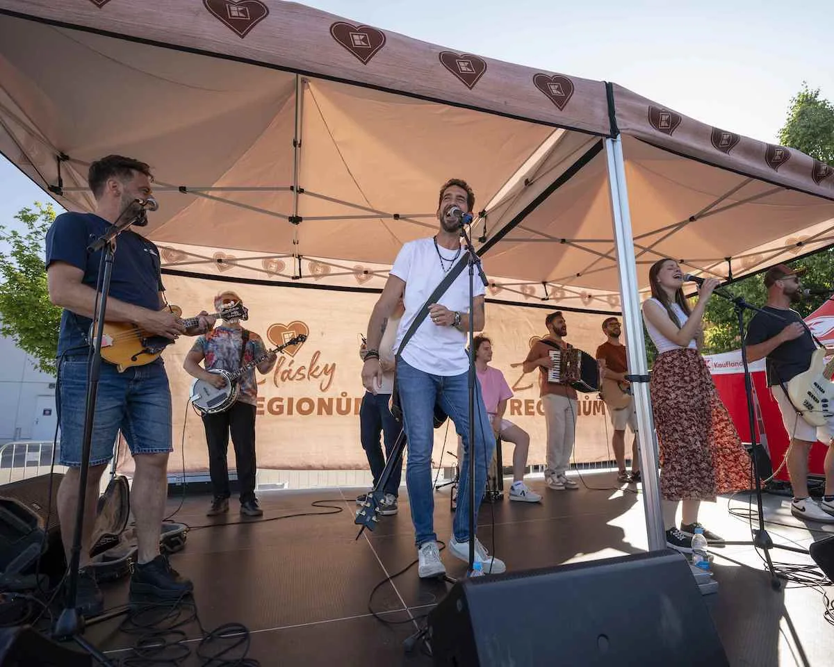 Kapela Jelen přijede do Liberce. Zažijte mini koncert zdarma přímo u Kauflandu