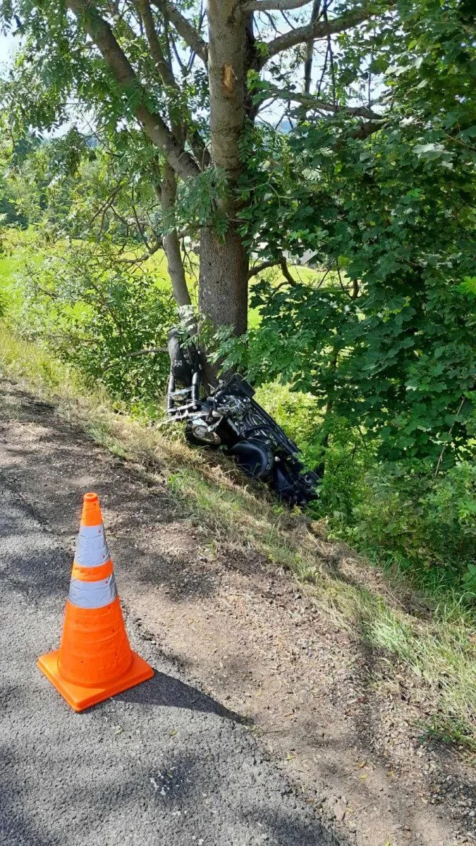 Dopravní nehoda motocyklu Roztoky u Jilemnice.