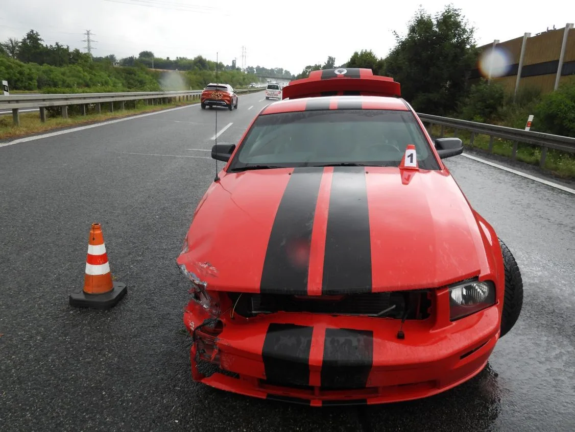 Mustang dostal na mokré vozovce smyk, skončil ve svodidlech. Škoda je 300 tisíc