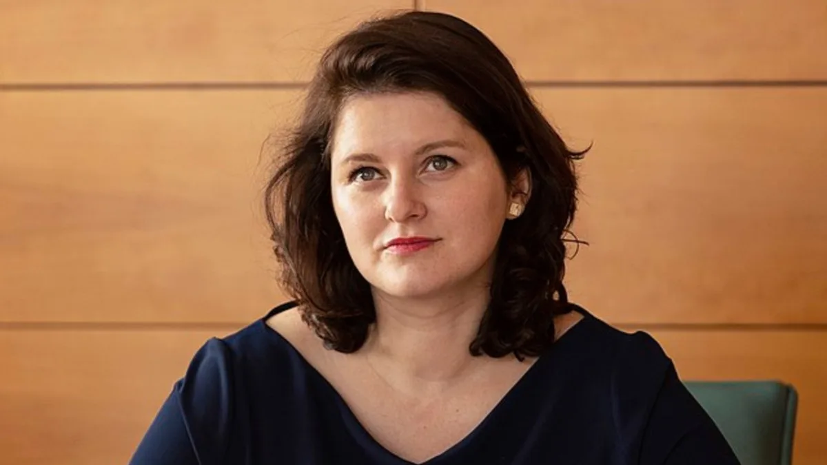 KOMENTÁŘ: Maláčová: Volný pád, nebo Sbal prachy a vypadni?