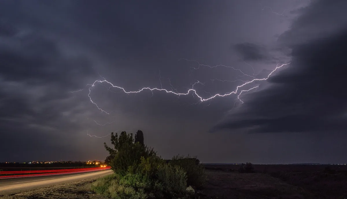 Dnes a zítra hrozí bouřky, meteorologové varují i před možnou přívalovou povodní